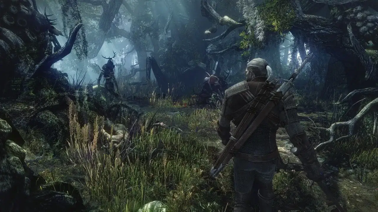 Geralt w mrocznym lesie, gotowy do walki. Wiedźmin 2 sterowanie pozwala na płynne manewrowanie w tej niebezpiecznej krainie.