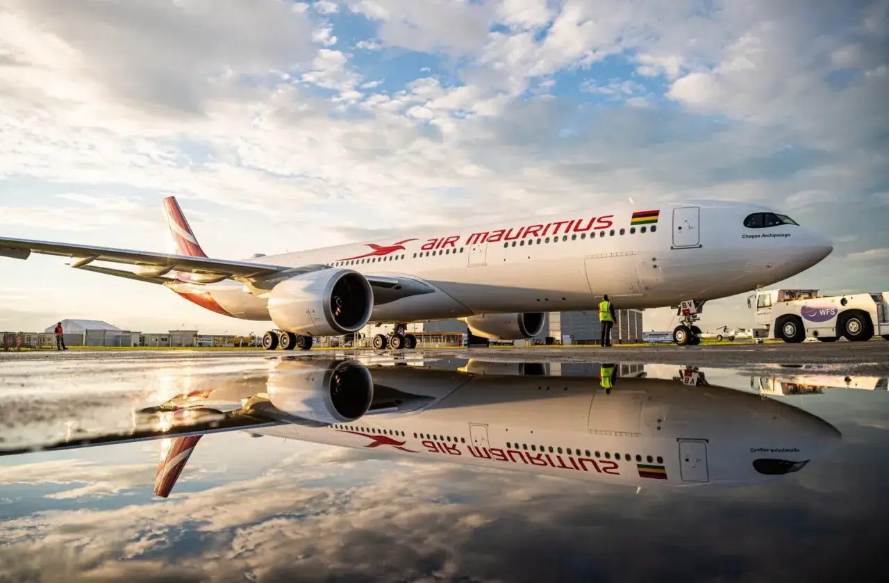 Samolot Air Mauritius odbija się w kałuży. Zastanawiasz się, ile się leci na Mauritius?