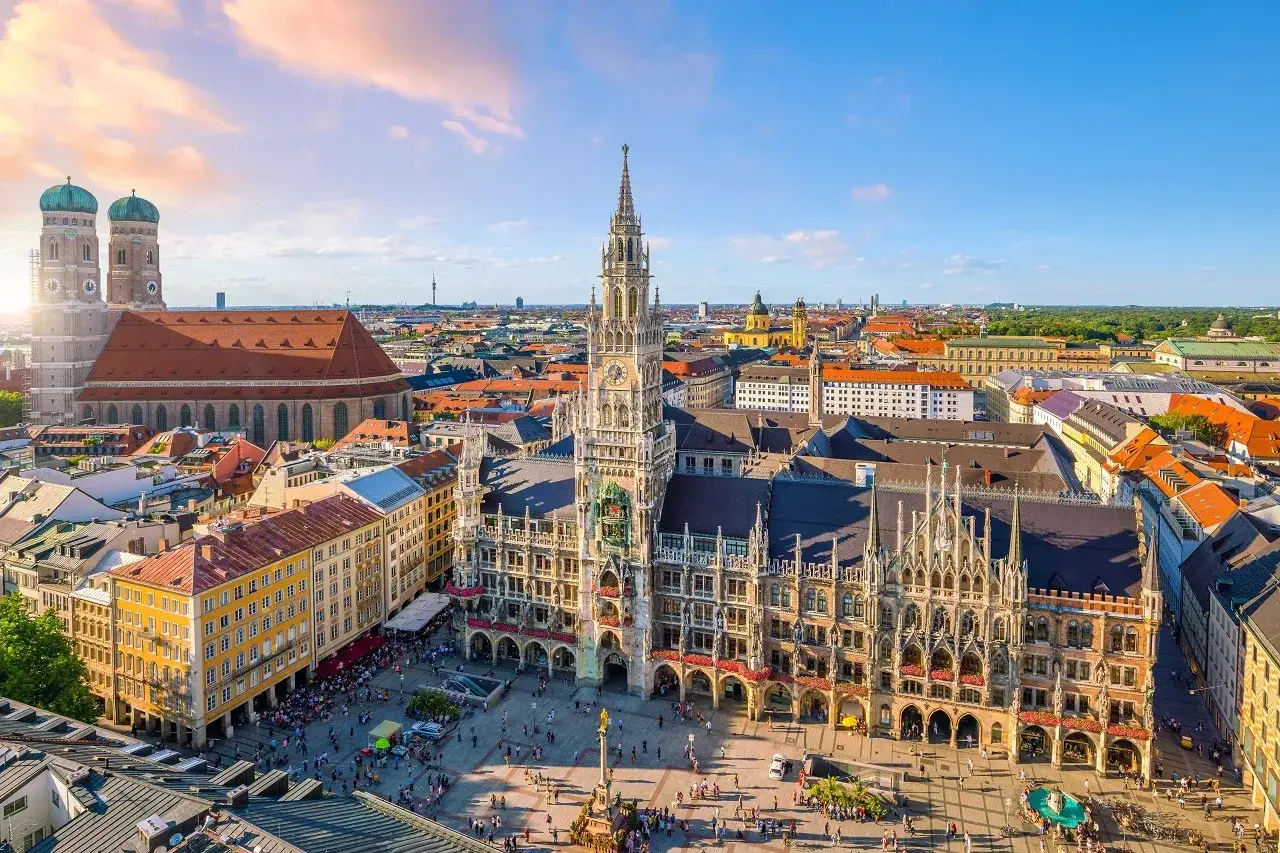 Widok na rynek w Monachium, gdzie znajduje się Nowy Ratusz i Frauenkirche.