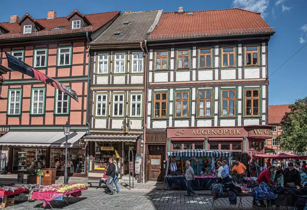 Fachwerkhäuser in Wernigerode mit Marktständen. Entdecken Sie Geheimtipps in dieser malerischen Stadt.