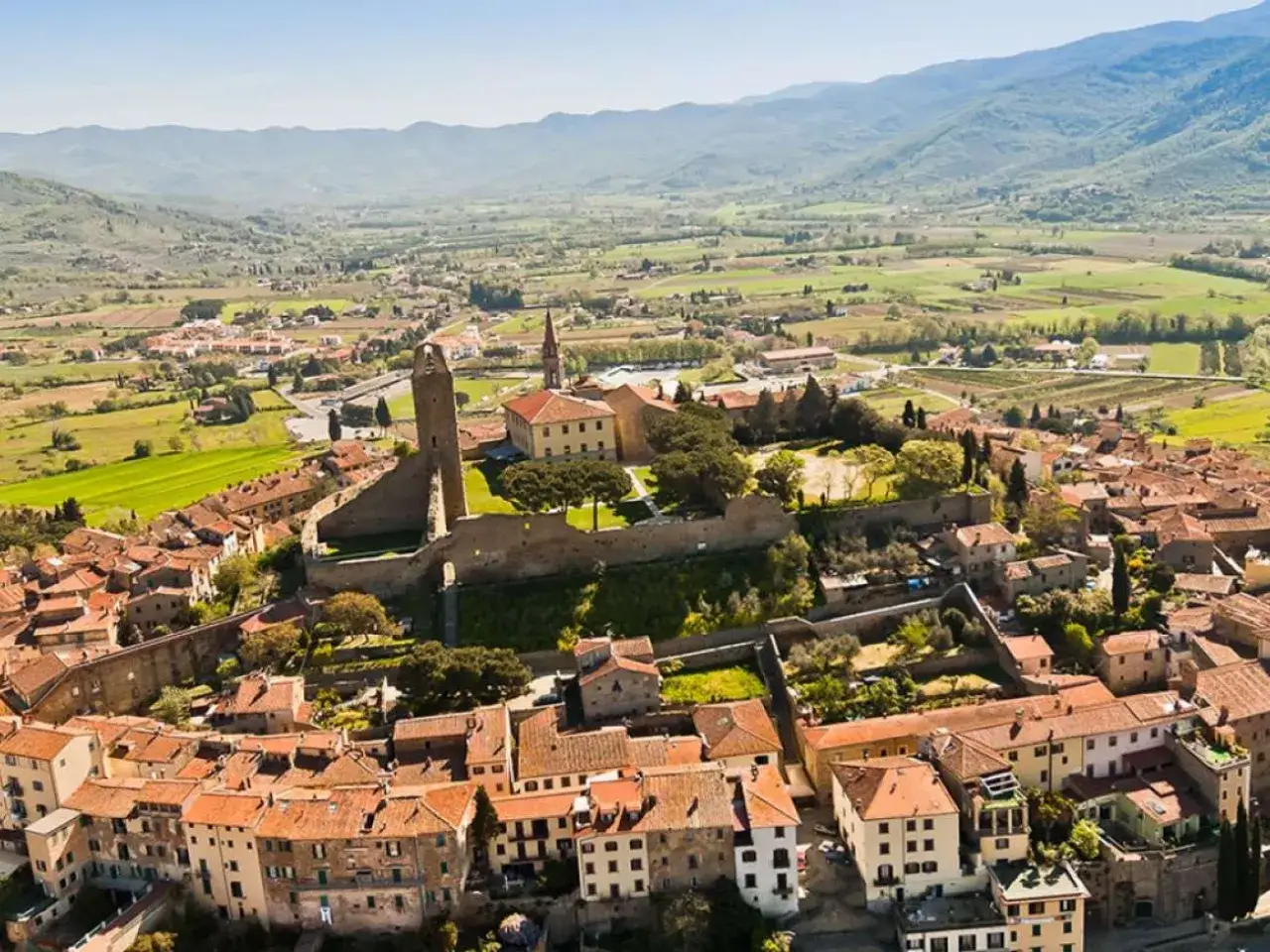 Vista aerea di un borgo medievale con torre, ideale per un itinerario di Arezzo e dintorni in 3 giorni.