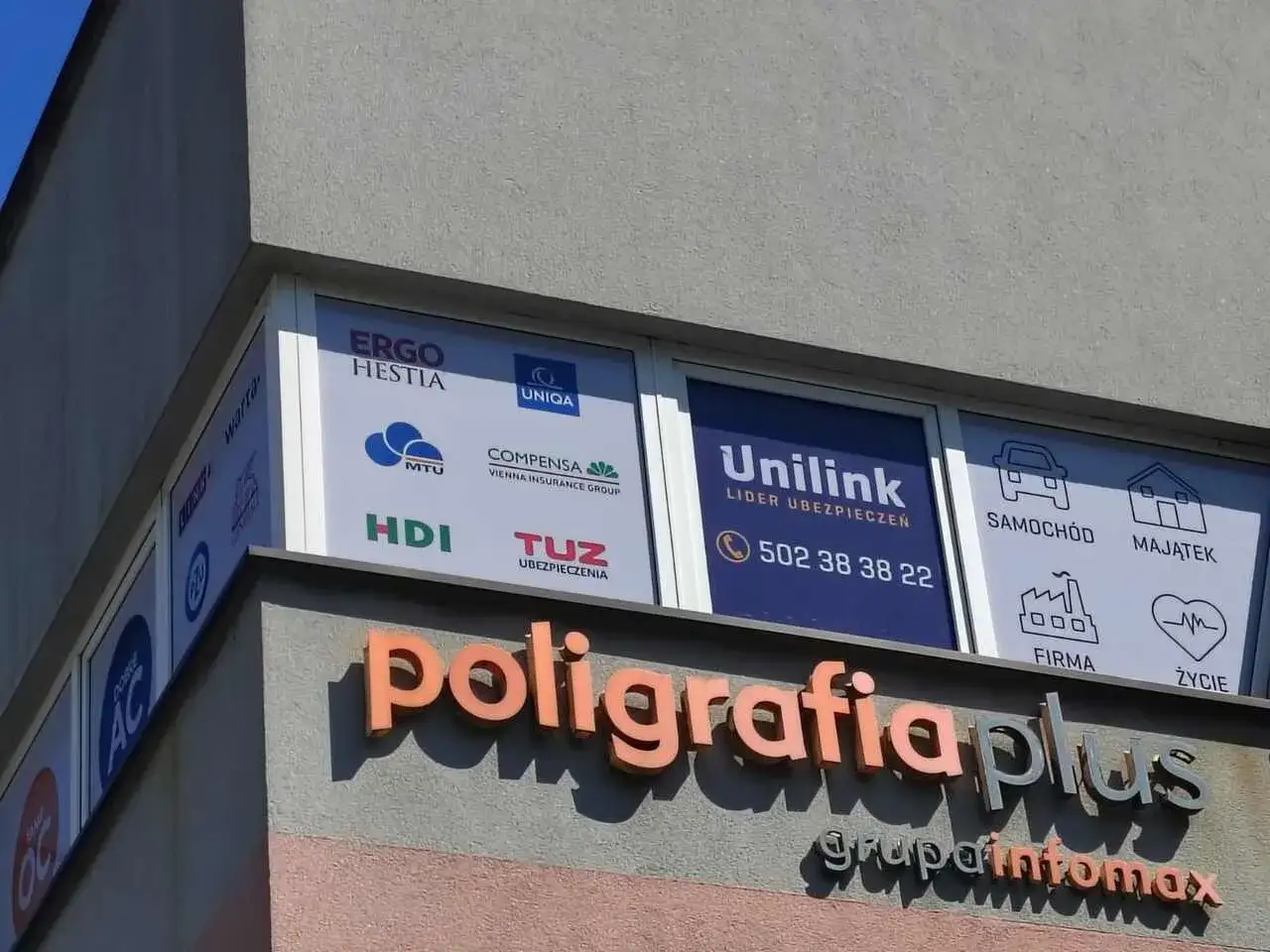 Logo ubezpieczycieli na budynku: Ergo Hestia, Uniqa, MTU, Compensa, HDI, TUZ, Unilink.