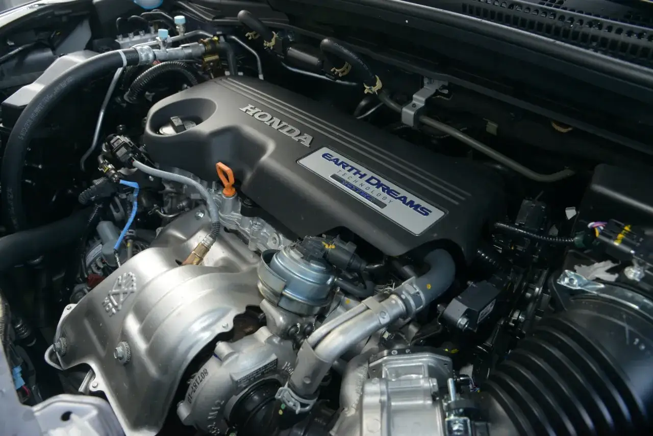 Silnik Honda CR-V 1.6 diesel. Widoczny turbosprężarka i osłona silnika z napisem