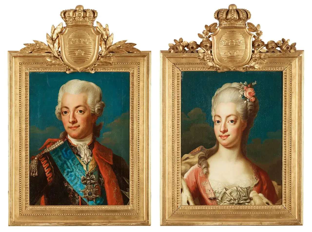 Portr&auml;tt av Gustav III och Sofia Magdalena i gyllene ramar med kronor.