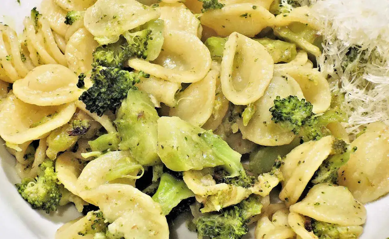 Orecchiette con cime di rapa, un classico della trattoria tipica salentina, condite con un pesto leggero e abbondante formaggio grattugiato.
