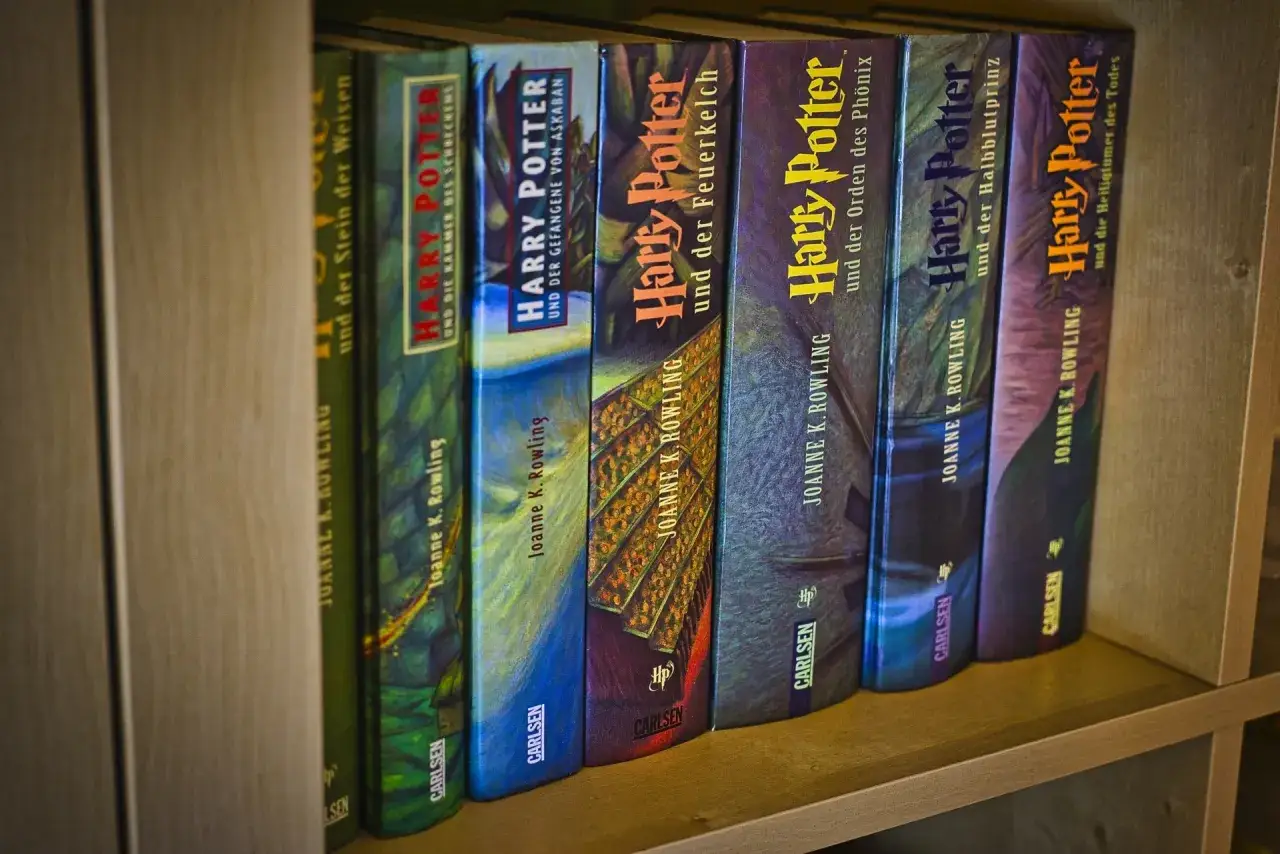 Eine Reihe von Harry Potter B&uuml;chern, beliebte fantasy buchreihen erwachsene, auf einem Regal.
