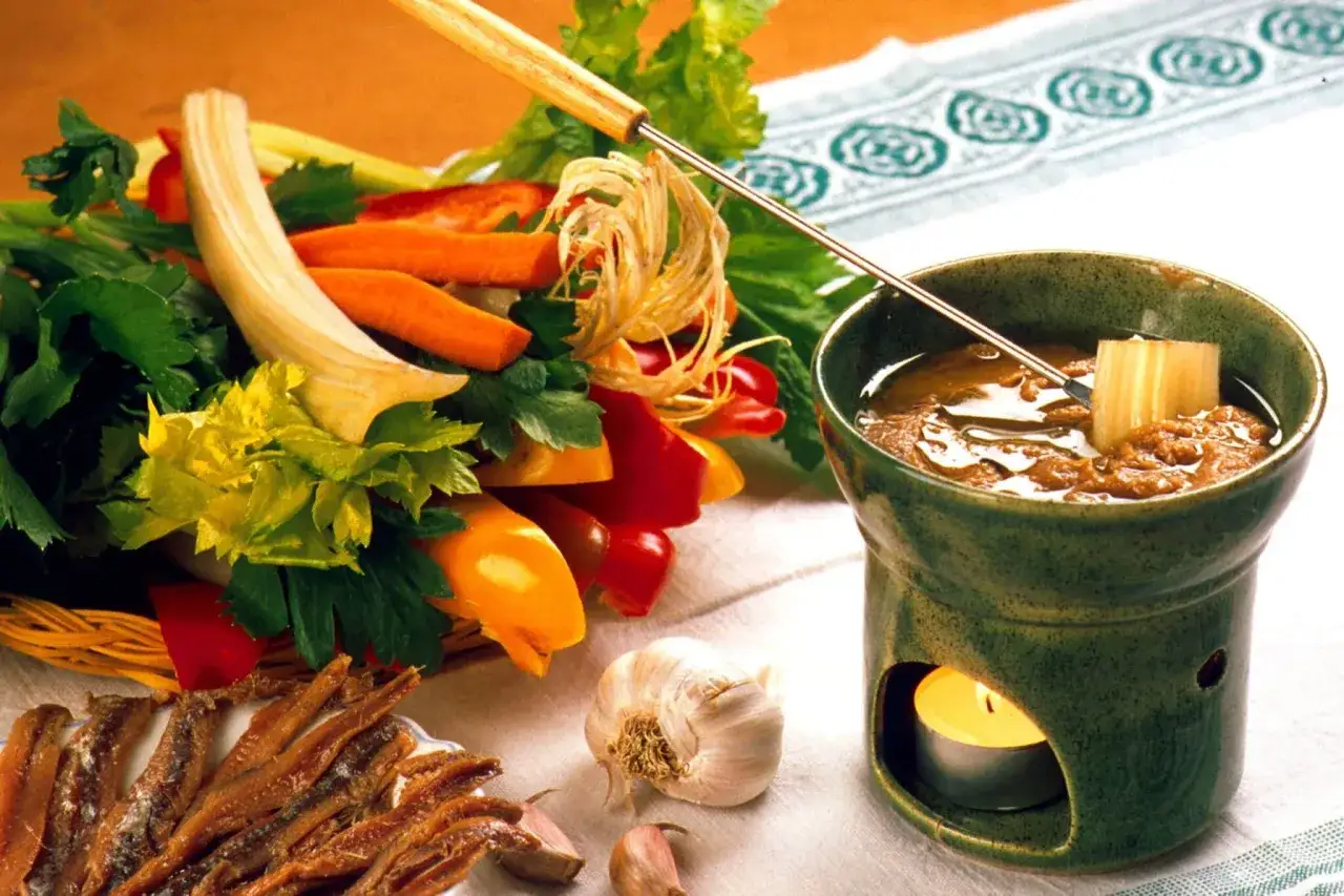 Un cestino di verdure fresche, acciughe salate e aglio, pronti per essere intinti nella calda bagna cauda.