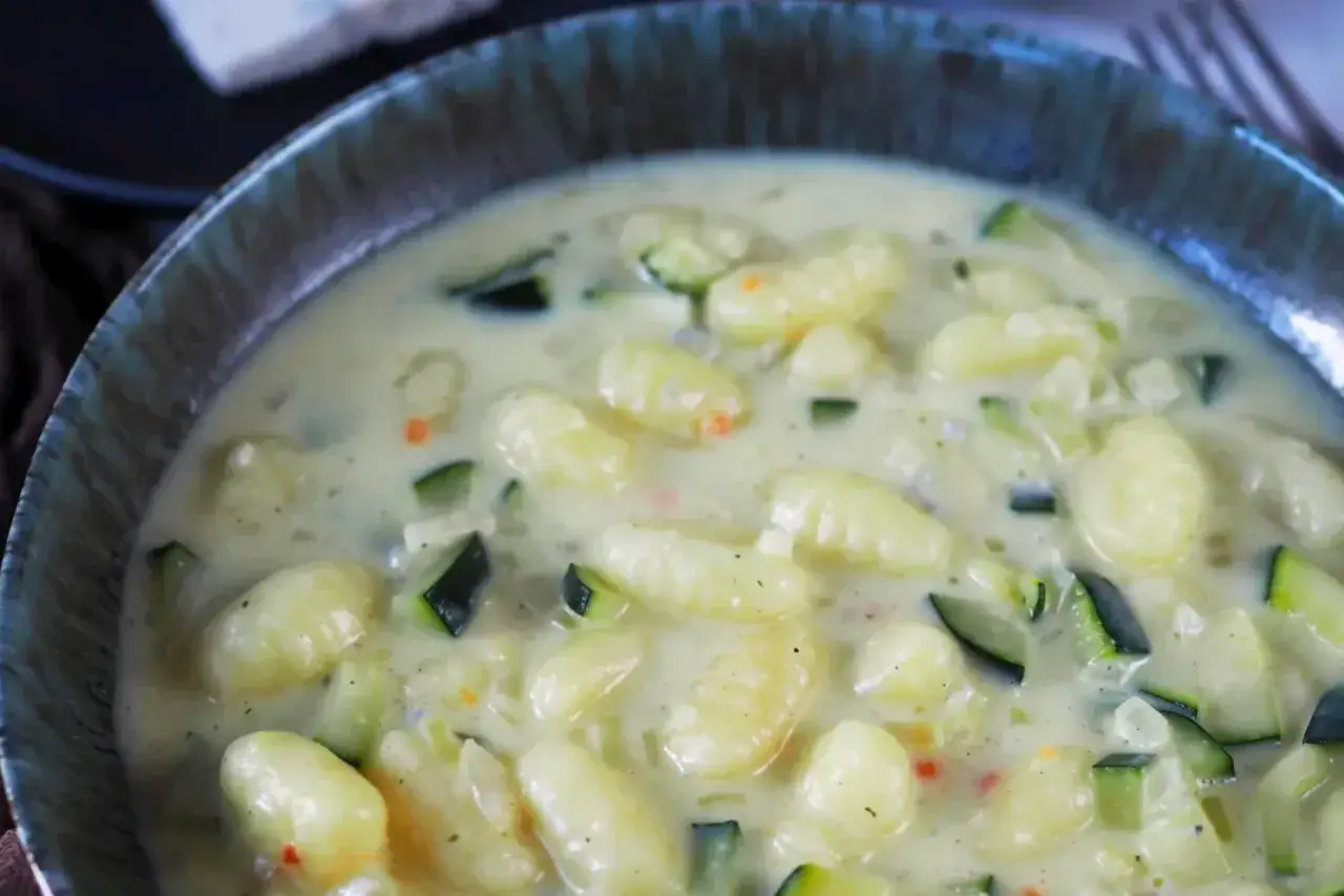 Cremige Gnocchi Gorgonzola mit Zucchini in einer Sch&uuml;ssel, ein k&ouml;stliches Gericht.