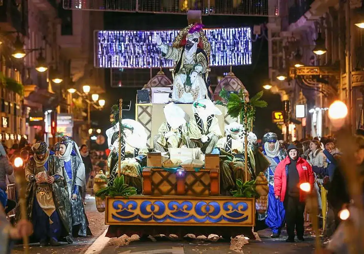 La cabalgata de Reyes en Valencia ilumina la noche con un desfile m&aacute;gico. Reyes Magos en carrozas, rodeados de luces y p&uacute;blico expectante.