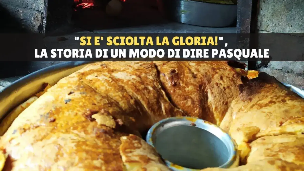 La torta pasquale appena sfornata, dorata e fragrante, pronta per essere gustata. Quando si scioglie la gloria, è Pasqua!