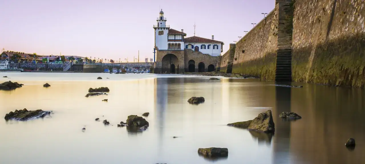 Faro y puerto de Algorta al amanecer. Un lugar perfecto que ver en Algorta para disfrutar de la calma y la belleza costera.