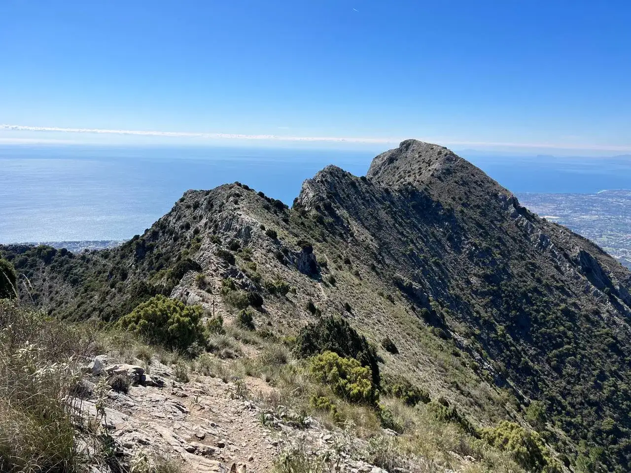 Sendero rocoso en la concha hike, con vistas al mar azul y la costa.