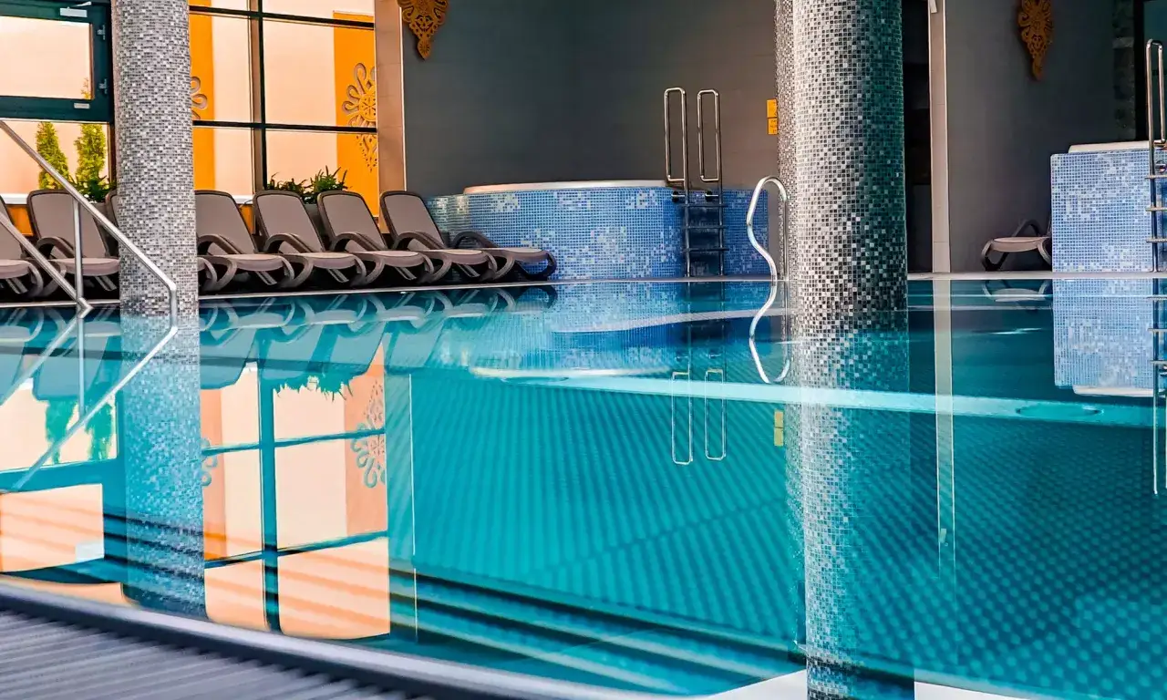 Relaks w basenie i jacuzzi. Wiele osób szuka pozytywnych **termy gorce opinie** przed wizytą.