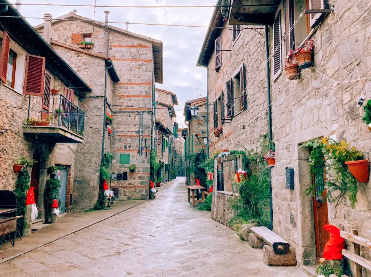 Un vicolo suggestivo tra i borghi vicino Abbadia San Salvatore, addobbato per le feste con gnomi e decorazioni natalizie.