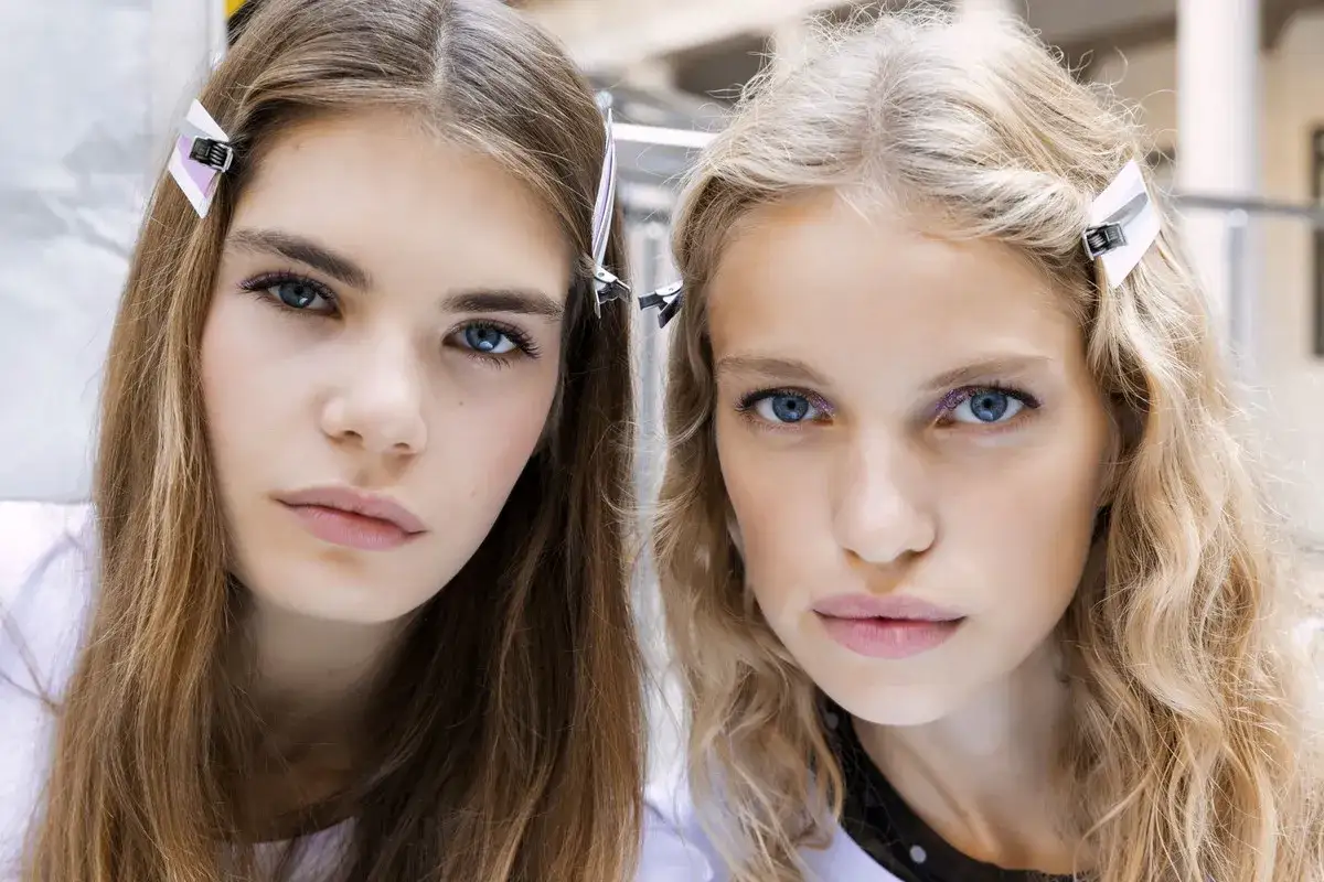 Dwie modelki z błękitnymi oczami. Jedna ma brązowe włosy, druga blond. Inspiracje na stylizacje dla blondynek.