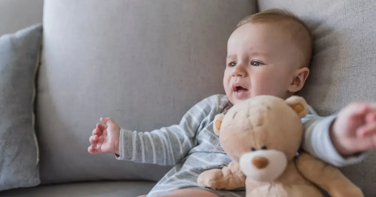 Dziecko z bólem nogi i zaniepokojony rodzic u lekarza