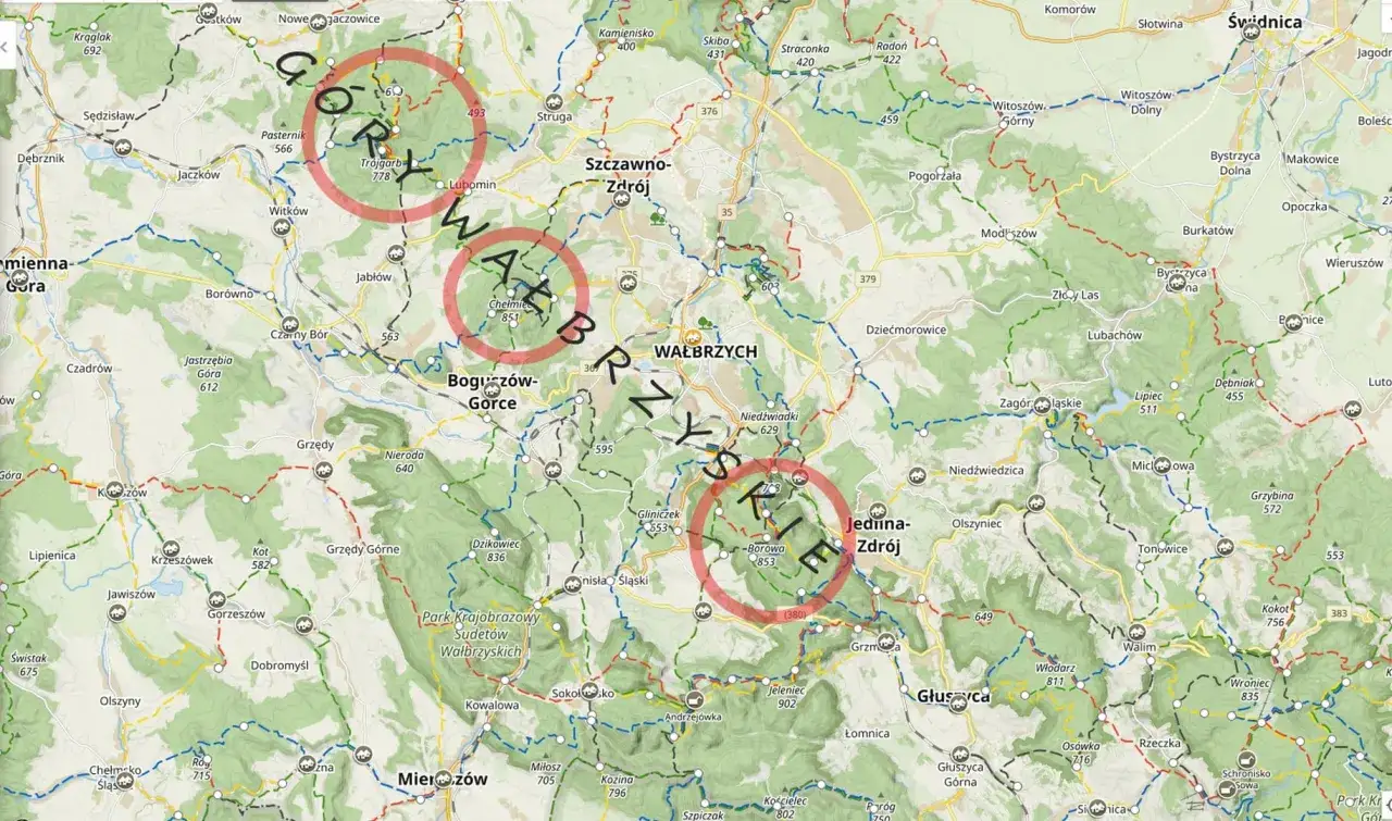 Mapa szlaków turystycznych w Górach Wałbrzyskich. Widoczne zaznaczone okręgami punkty: Trójgarb, Chełmiec i Borowa.