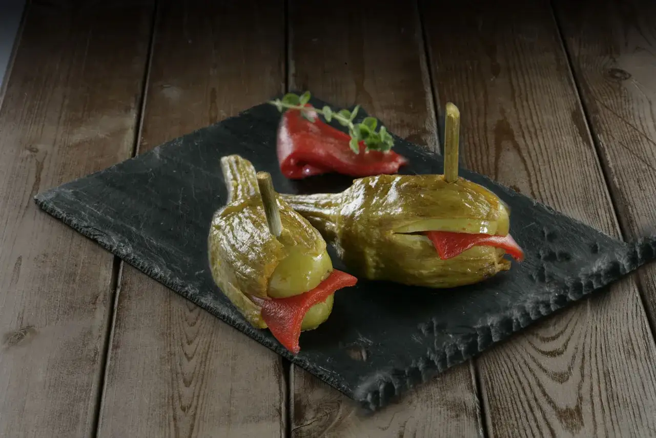 Berenjenas de Almagro rellenas de pimiento rojo, un aperitivo tradicional.