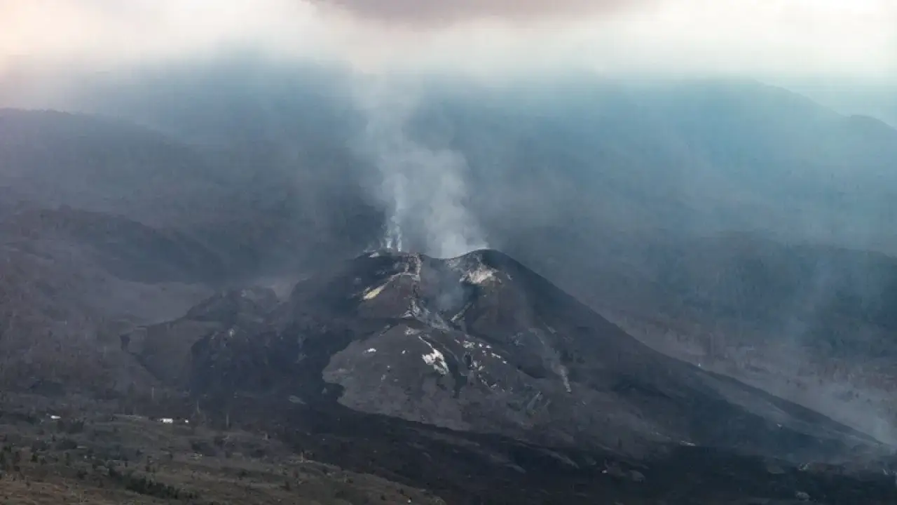 Dymiący wulkan na La Palmie, krajobraz po erupcji, budzący obawy o tsunami.
