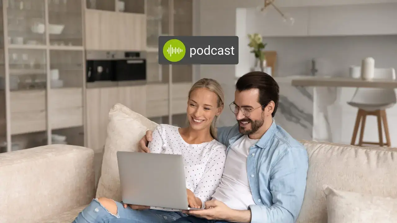 Ein Paar auf dem Sofa schaut auf einen Laptop. Sie hören einen Podcast, der ihnen hilft, das 