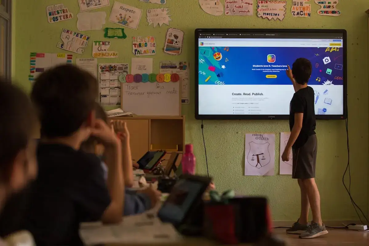 Un ni&ntilde;o interact&uacute;a con una pantalla que muestra recursos para crear videos educativos de primaria.