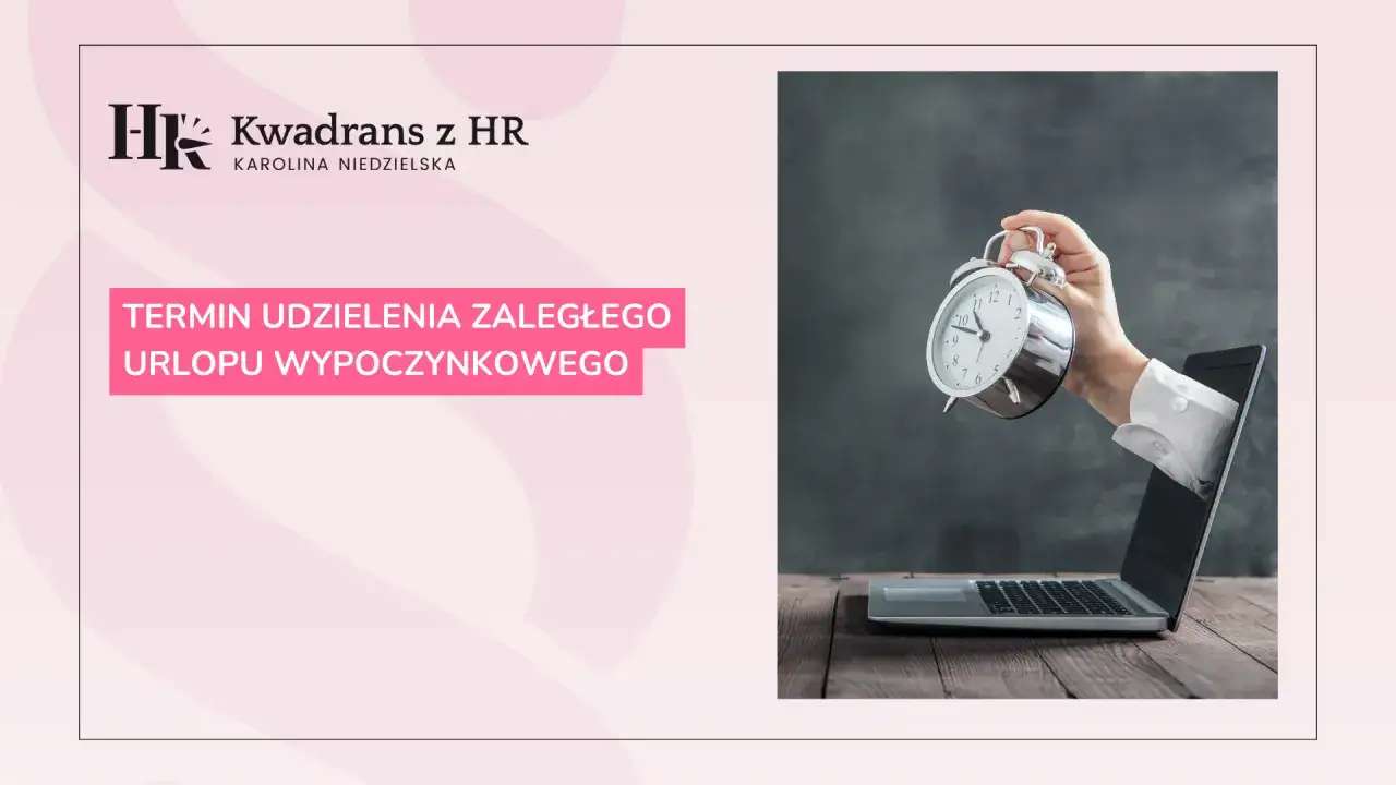 Ręka wychodząca z laptopa trzyma budzik. Tekst informuje o terminie udzielenia zaległego urlopu wypoczynkowego.