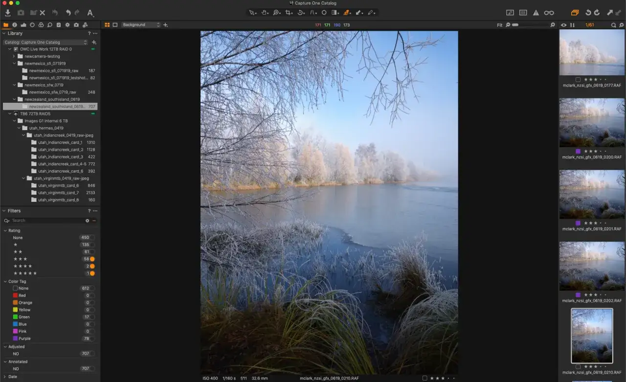Mroźny krajobraz z jeziorem i drzewami pokrytymi szronem. Program Capture One pozwala na edycję i selekcję zdjęć, to pierwszy, który chcę capture one.