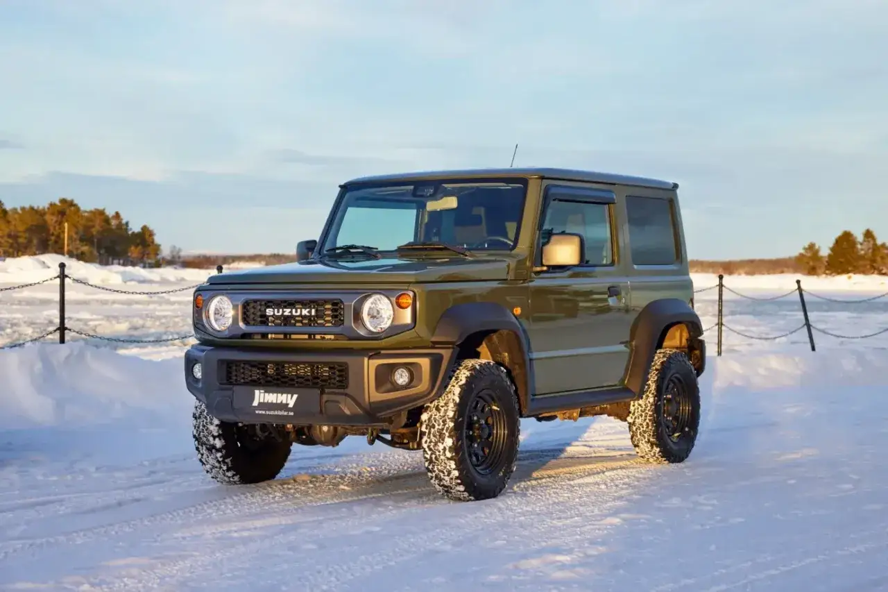 Gr&ouml;n Suzuki Jimny i sn&ouml;landskap i Sverige. Perfekt f&ouml;r vinter&auml;ventyr.