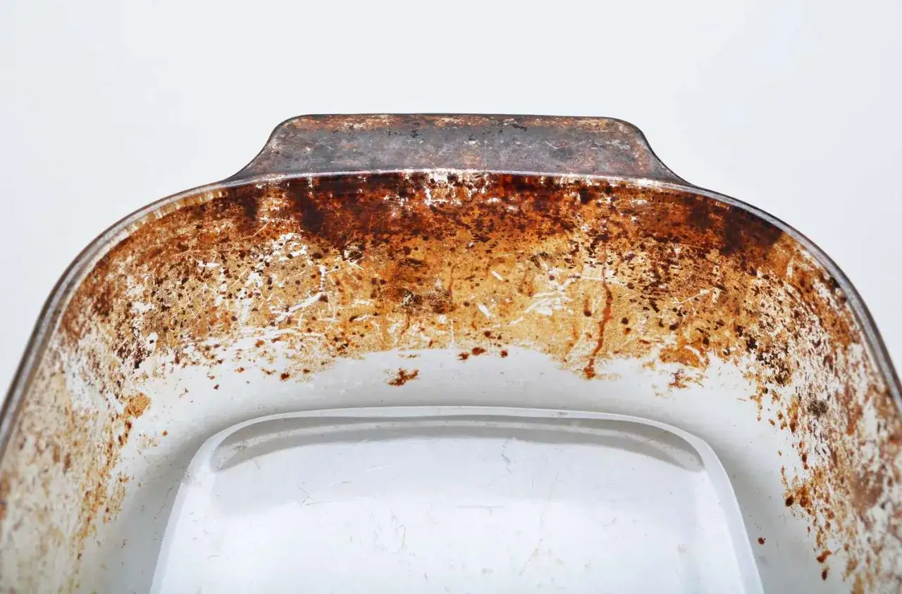 Int&eacute;rieur d'une casserole br&ucirc;l&eacute;e, tach&eacute;e de confiture. Un d&eacute;fi pour savoir comment nettoyer une casserole br&ucirc;l&eacute;e avec de la confiture.