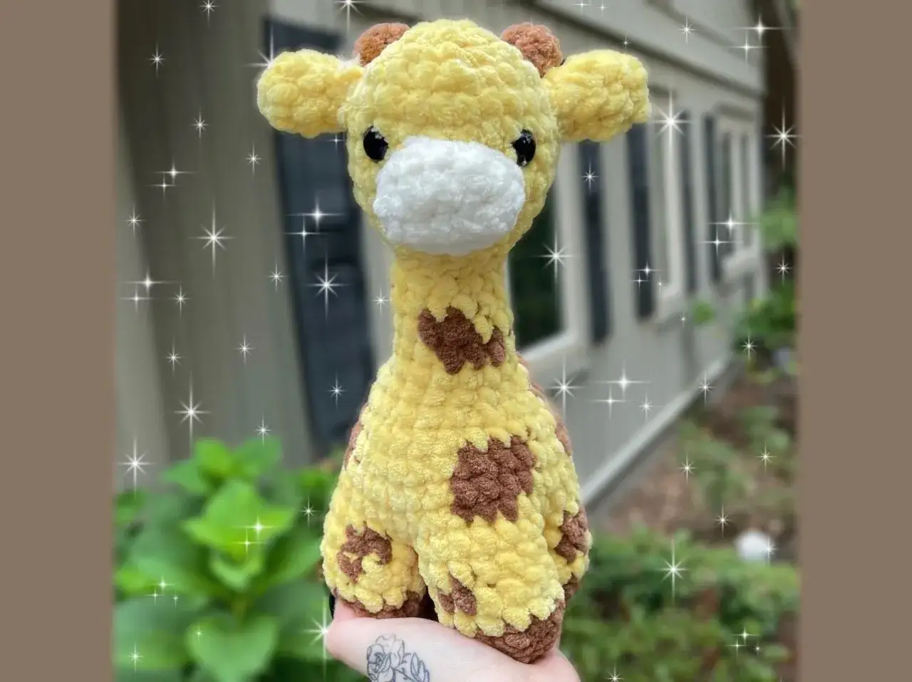 Tierna jirafa amigurumi amarilla con manchas marrones, lista para abrazar.
