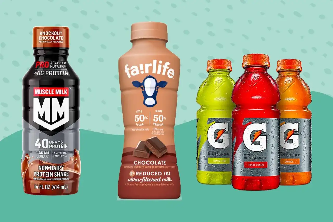 Szejk proteinowy Muscle Milk i czekoladowe mleko Fairlife obok napojów Gatorade. Idealny zestaw dla sportowców.