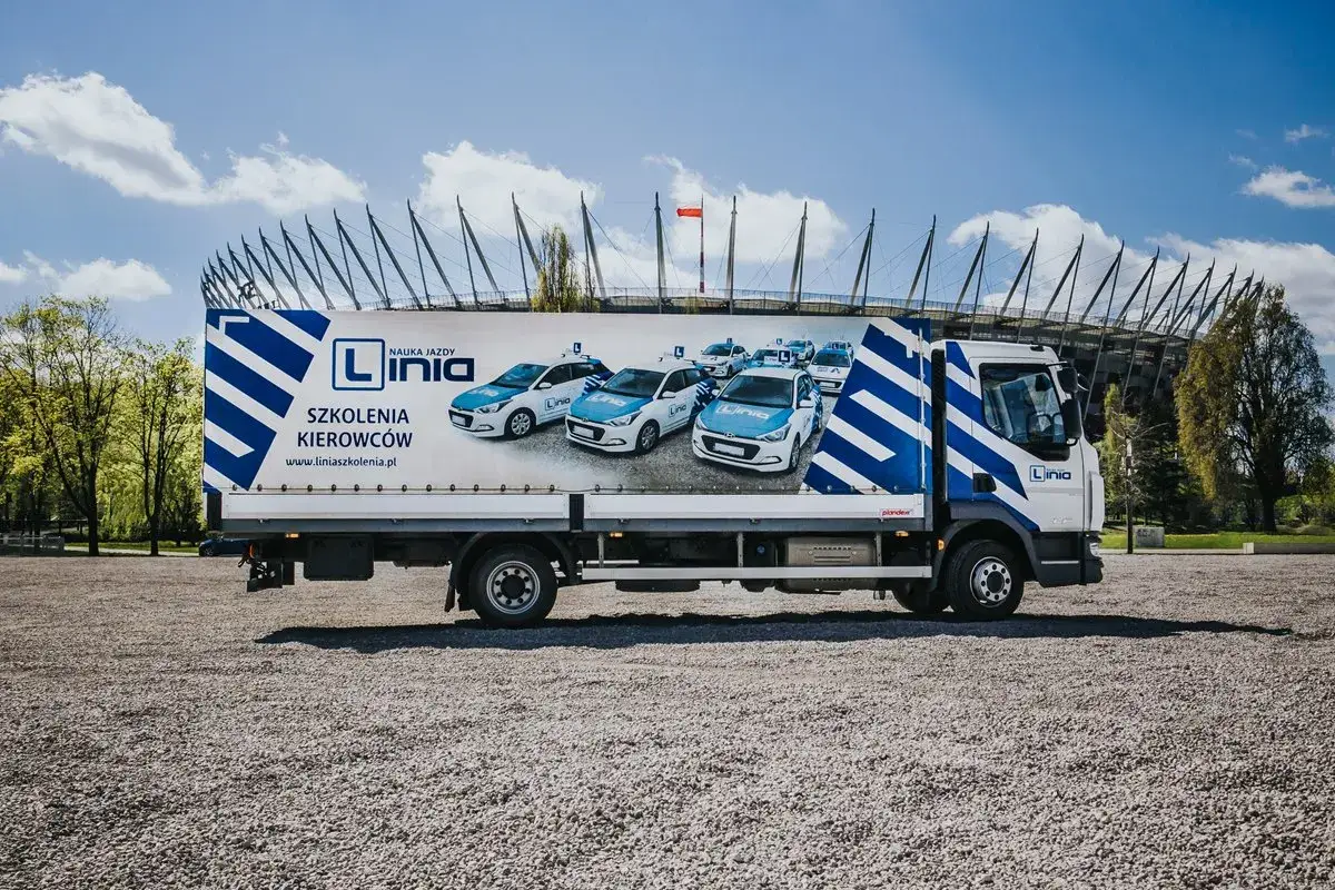 Ciężarówka z reklamą szkoły jazdy