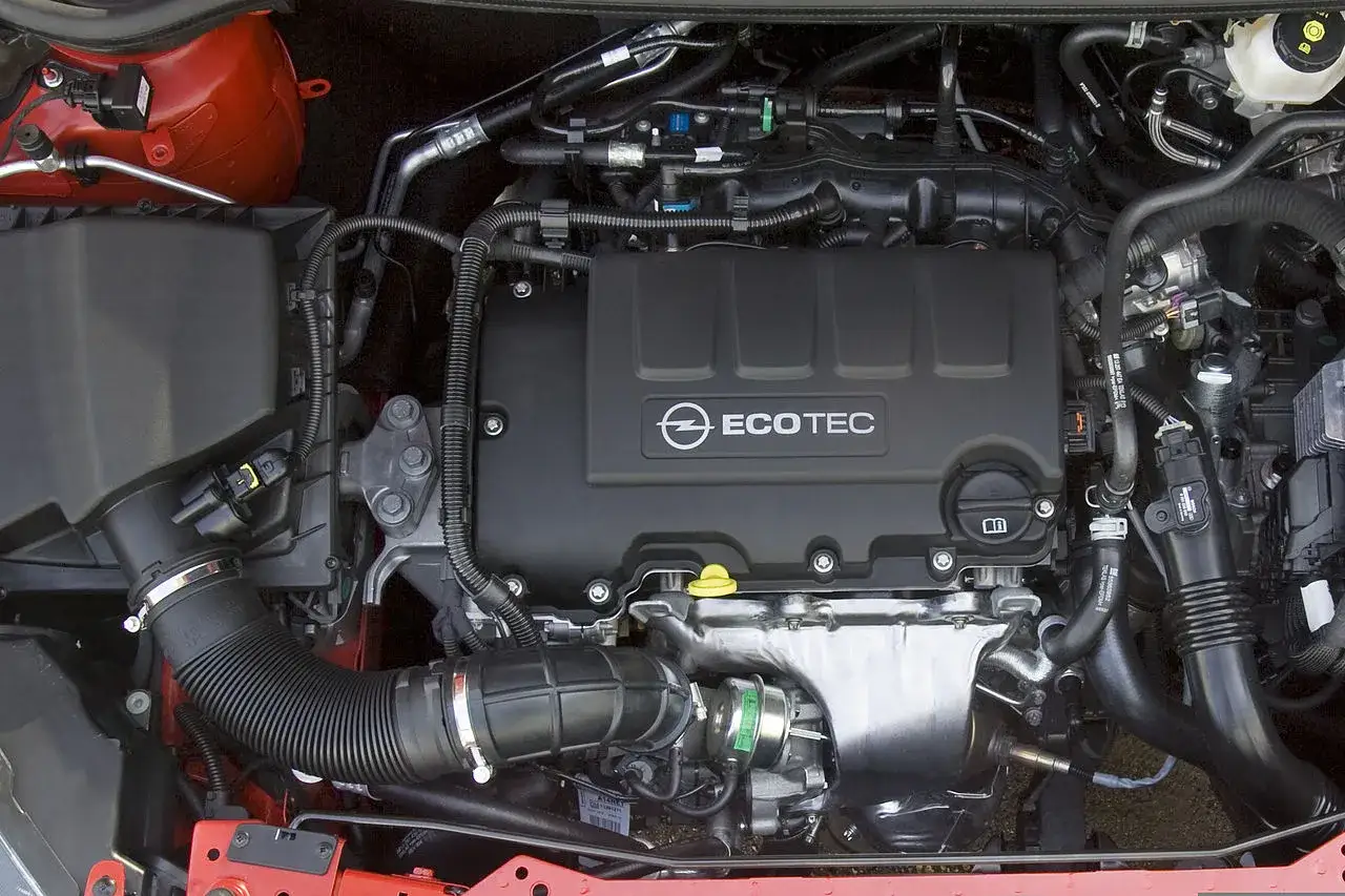 Silnik Opel Combo 1.3 CDTI z widocznym logo Ecotec.