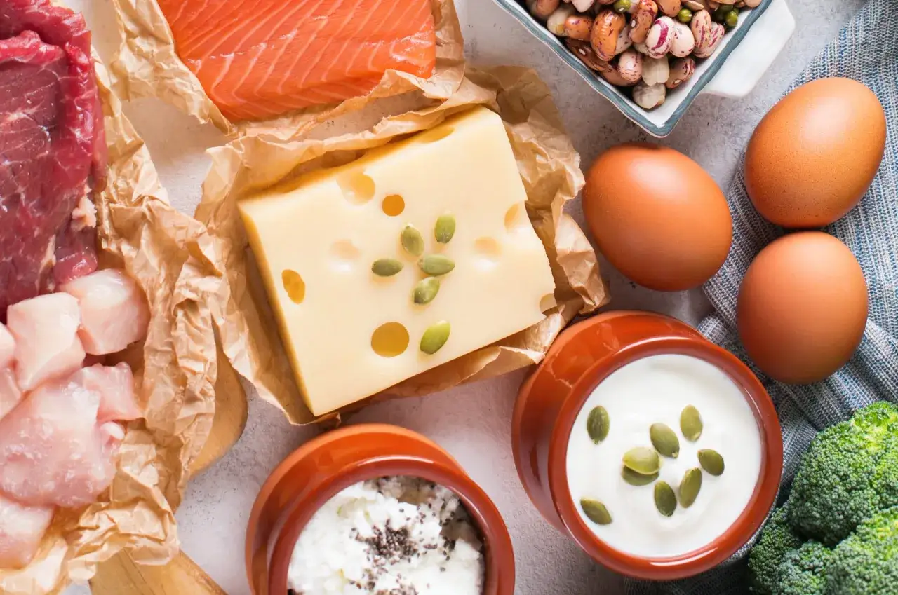 Mięso, ryba, ser, jajka, jogurt, fasola, brokuły – te produkty bogate w cholinę, co to jest, wspierają mózg i wątrobę.