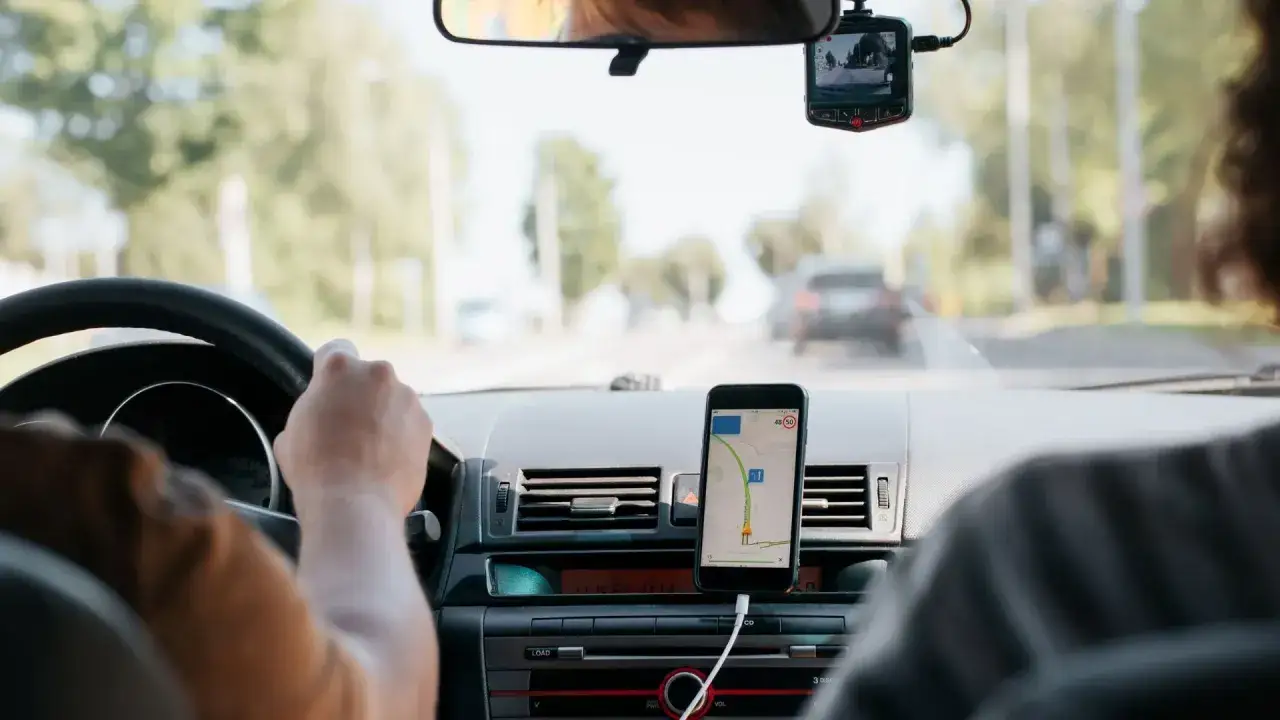 Telefon z nawigacją zamontowany na desce rozdzielczej. Idealne miejsce, gdzie zamontować uchwyt na telefon w samochodzie, by bezpiecznie dojechać do celu.