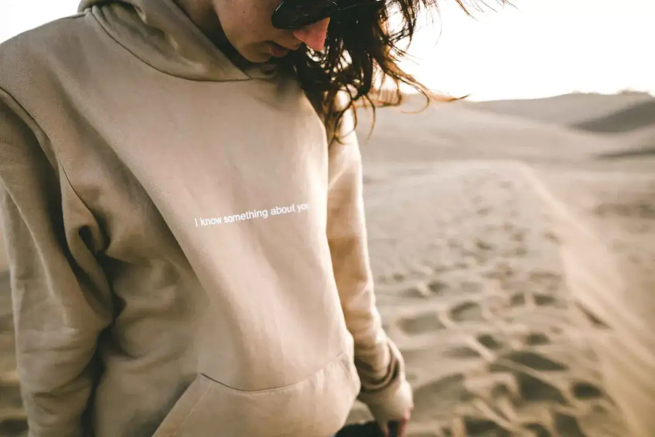 Sweat à capuche beige, grammage confortable, avec inscription