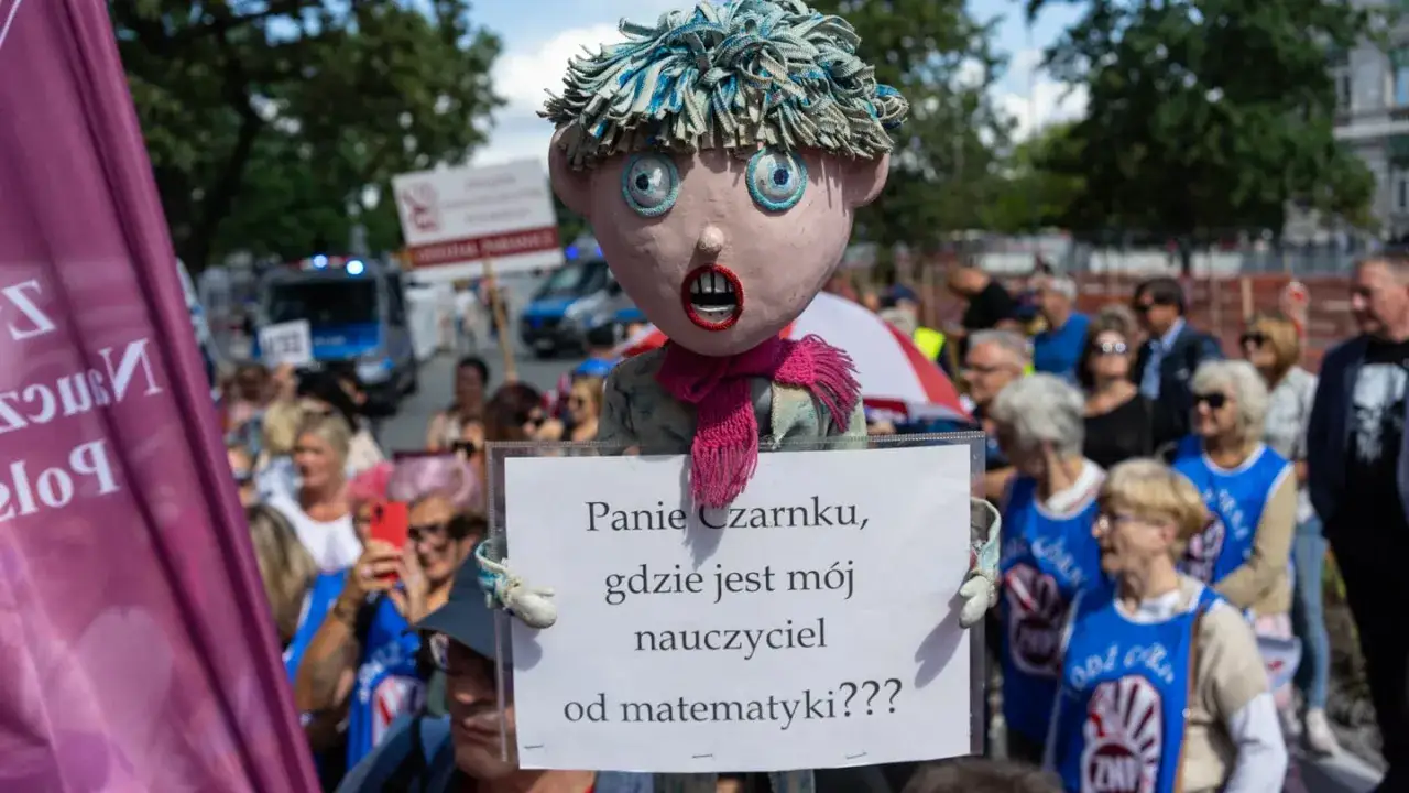 Lalka z transparentem 