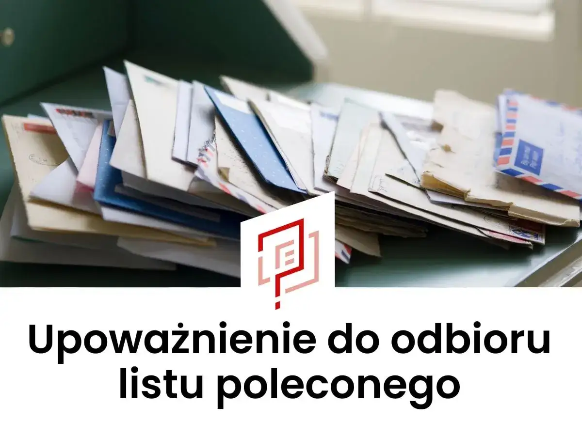 Stos listów i kopert, gotowych do odbioru. Poczta Polska ułatwia sprawy, oferując upoważnienie do odbioru korespondencji.