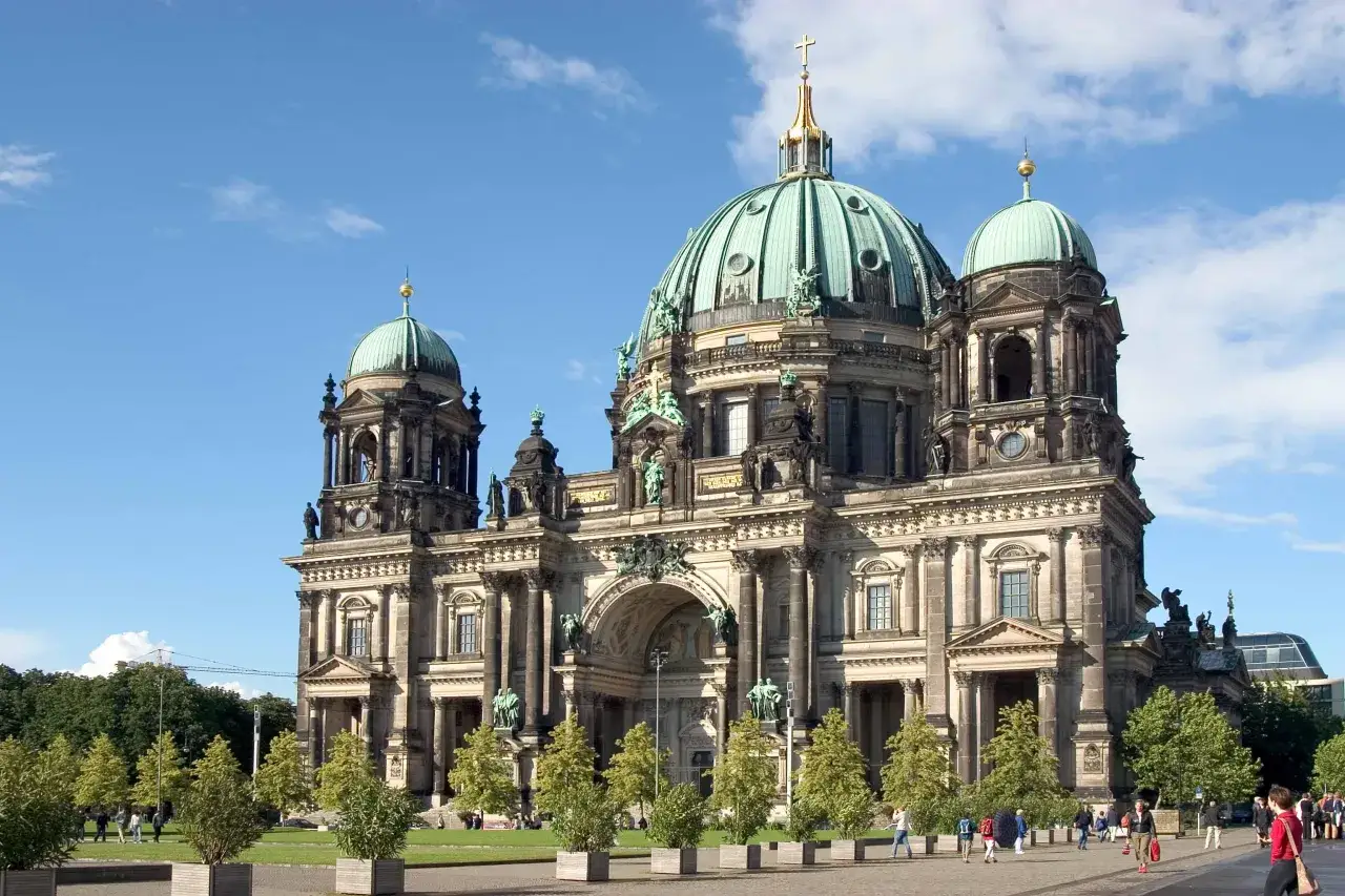 Der Berliner Dom mit seinen gr&uuml;nen Kuppeln ist ein Muss, wenn Sie Berlin besuchen. Ein beeindruckendes Bauwerk!