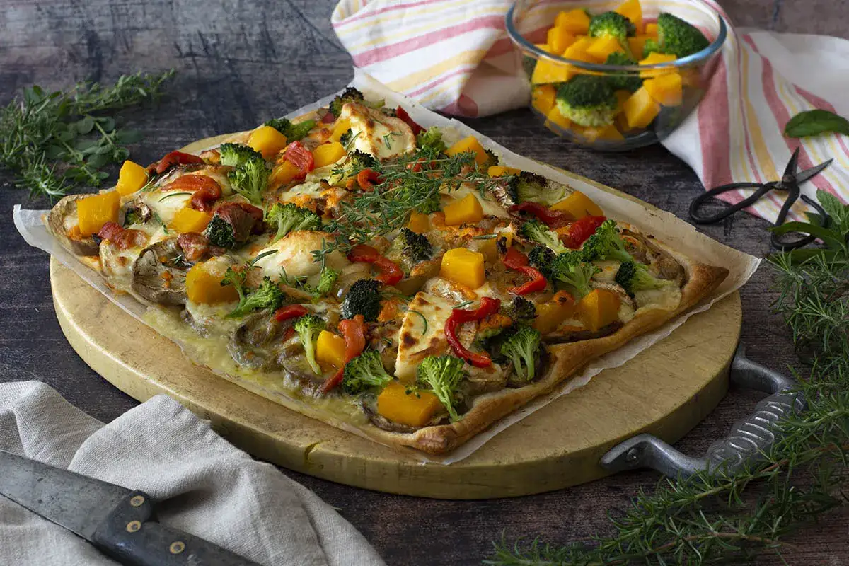 Quiche de verduras con hojaldre, repleta de brócoli, calabaza y pimientos. Una delicia crujiente y colorida.
