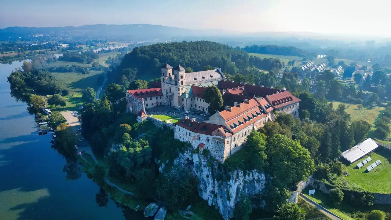 Majestatyczne klasztory w Polsce na skale nad rzeką. Wspaniały widok na zabytkową architekturę i otaczającą przyrodę.