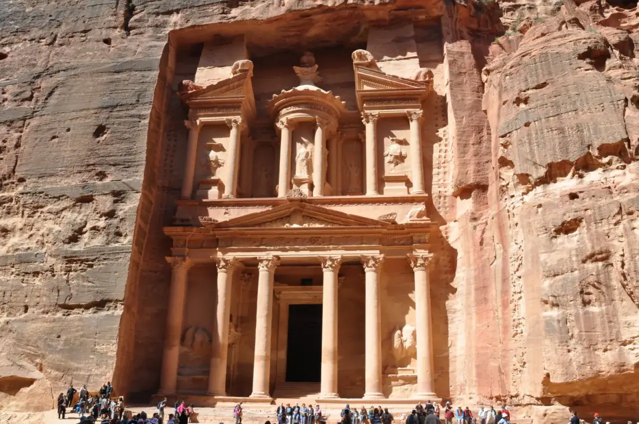 Le Trésor d'Al-Khazneh, sculpté dans la roche à Pétra, Jordanie, impressionne les visiteurs par sa grandeur.