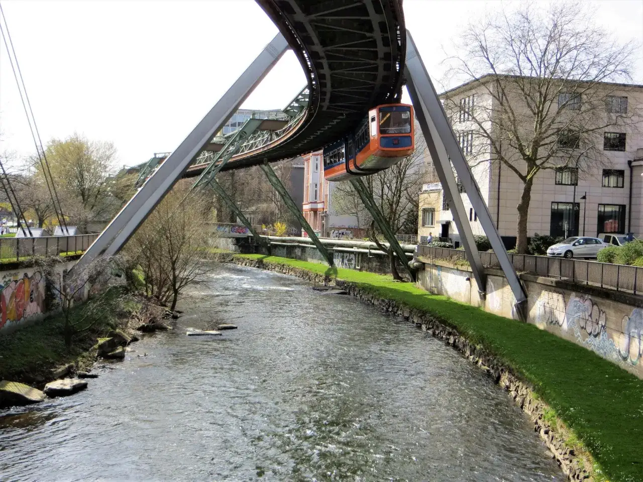 Die Schwebebahn fährt über den Fluss in Wuppertal.