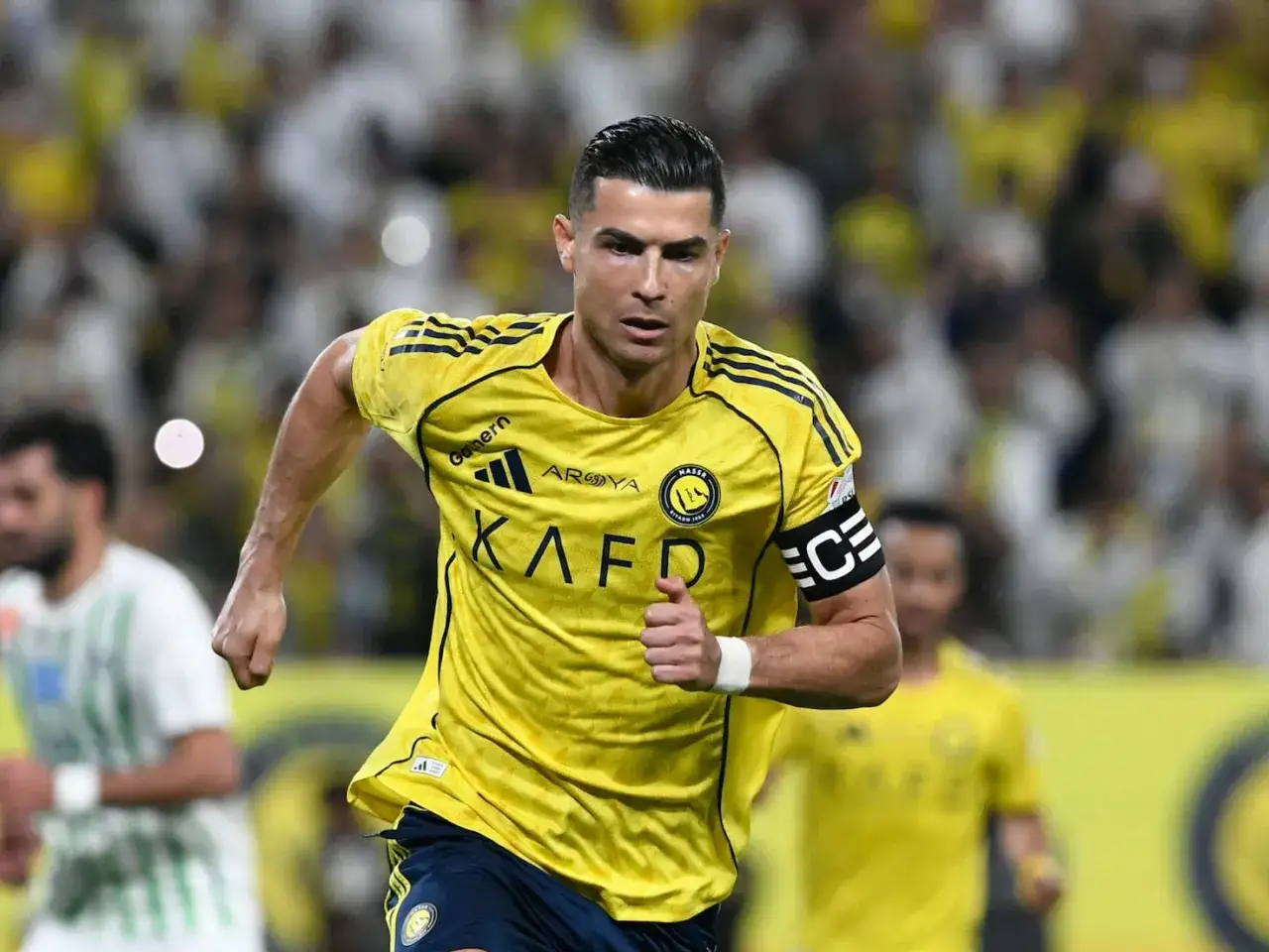 Cristiano Ronaldo con la camiseta amarilla de Al-Nassr, listo para la acción contra Al-Najma SC.