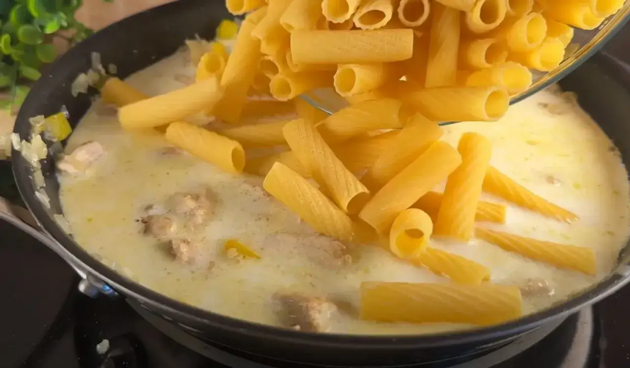Makaron rigatoni dodawany do sosu z kurczakiem. Czy w wodę na makaron się soli? To pytanie zadaje sobie wielu kucharzy.