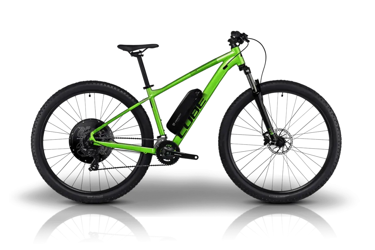 Zielony rower górski Cube z 26-calowymi kołami, wyposażony w zestaw elektryczny z baterią na ramie i silnikiem w tylnej piaście.
