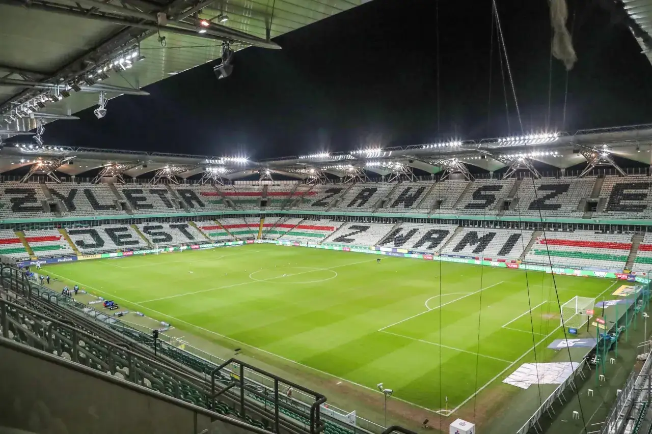 Stadion Legii nocą, pusty, ale gotowy na kibiców. Pojemność stadionu Legii robi wrażenie.