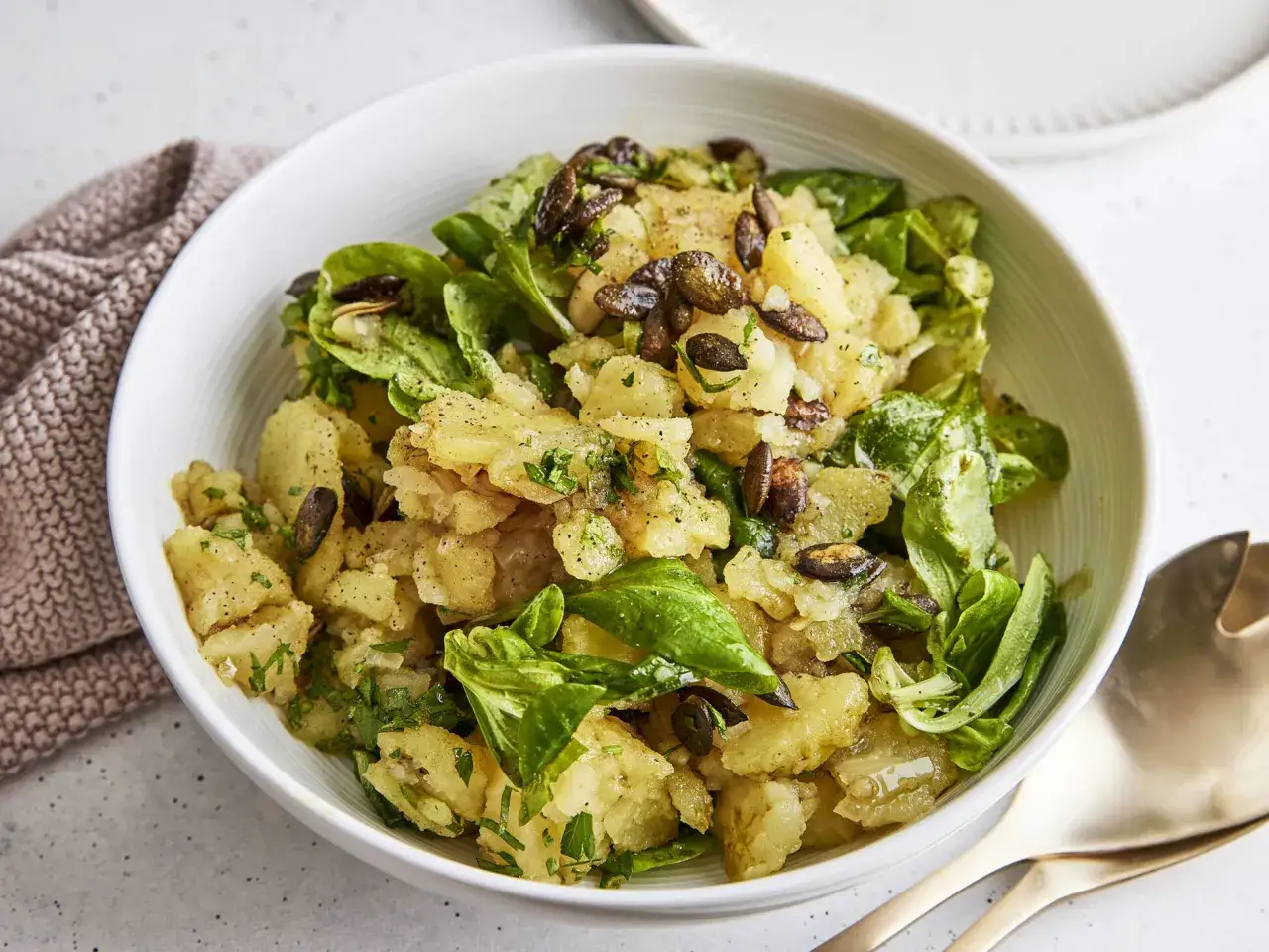 Kartoffelsalat mit K&uuml;rbiskernen und frischen Kr&auml;utern, ein k&ouml;stliches Rezept f&uuml;r leichte Salate.
