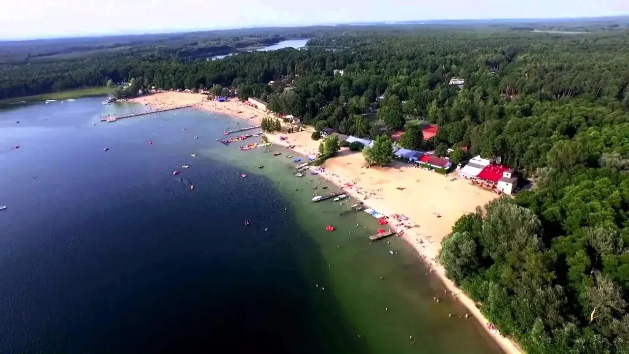 Skorzęcin tętni życiem! Plaża pełna ludzi, wodne atrakcje i las tworzą idealne miejsce na letnie imprezy i wypoczynek.