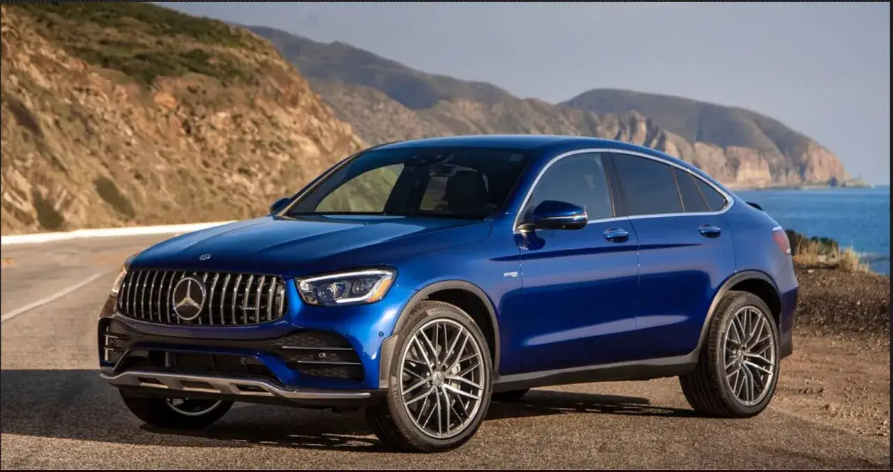 Niebieski Mercedes-AMG GLC Coupe, jeden z luksusowych mercedes suv modele, parkuje na malowniczej drodze z widokiem na ocean.